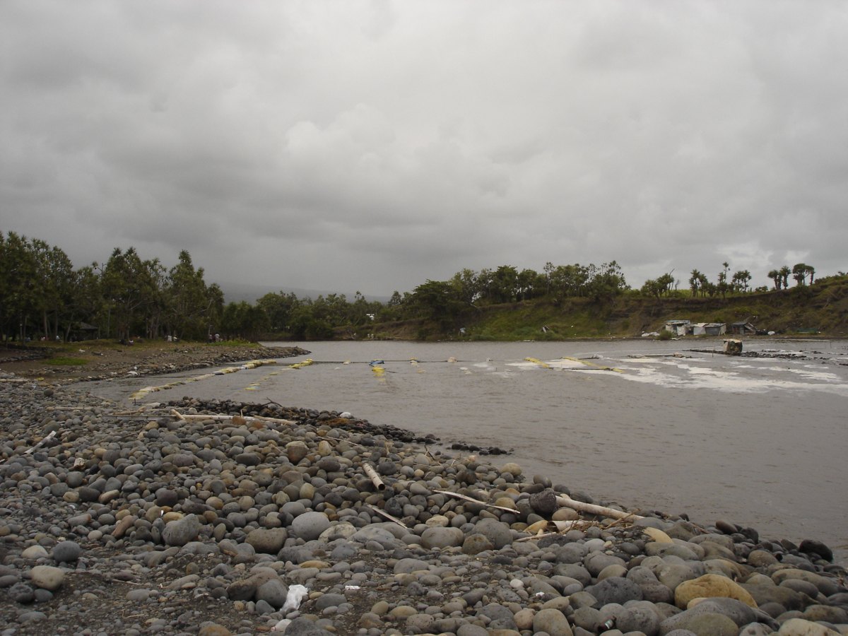 Canaux de pêche aux bichiques à l'embouchure de la Rivière des Roches, à La Réunion